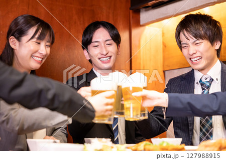 飲み会　居酒屋で乾杯している若者 127988915