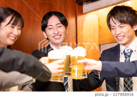 飲み会　居酒屋で乾杯している若者 127988916
