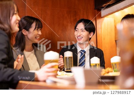 飲み会　居酒屋で乾杯している若者 127988917