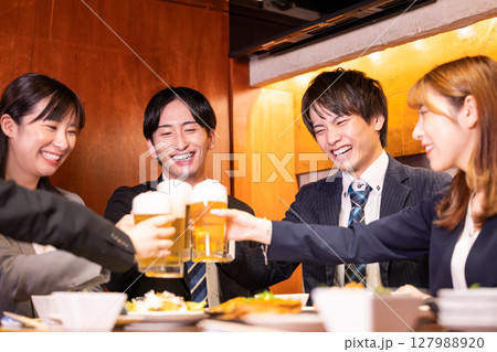 飲み会　居酒屋で乾杯している若者 127988920