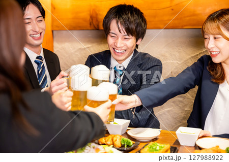飲み会　居酒屋で乾杯している若者 127988922