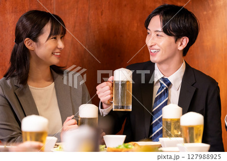 飲み会 居酒屋でお酒を飲んでいる男女 飲み会 居酒屋でお酒を飲んでいる男女 127988925
