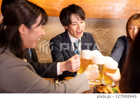 飲み会　居酒屋で乾杯している若者 127988949