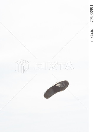 空に飛ばした靴 127988991