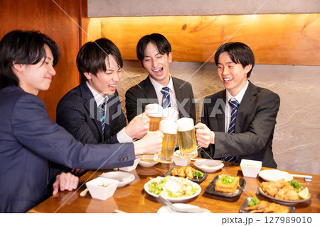 飲み会　居酒屋で乾杯している男性 127989010
