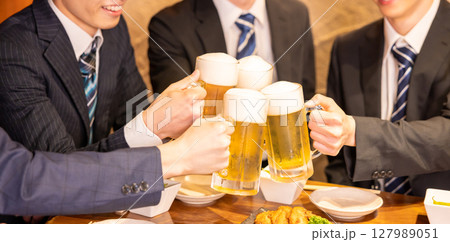 飲み会　ビールで乾杯している手元 127989051