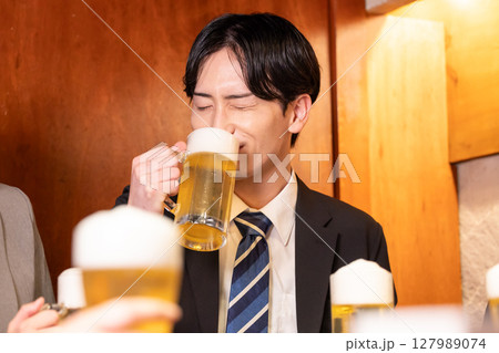 飲み会 居酒屋でお酒を飲んでいる男女 飲み会 居酒屋でお酒を飲んでいる男女 127989074