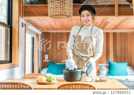家族旅行・コテージ・バンガローで食事の支度をする母親・ママ・主婦 家族旅行・コテージ・バンガローで食事の支度をする母親・ママ・主婦 127989551