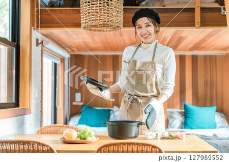 家族旅行・コテージ・バンガローで食事の支度をする母親・ママ・主婦 家族旅行・コテージ・バンガローで食事の支度をする母親・ママ・主婦 127989552