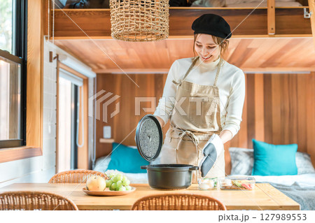 家族旅行・コテージ・バンガローで食事の支度をする母親・ママ・主婦 家族旅行・コテージ・バンガローで食事の支度をする母親・ママ・主婦 127989553
