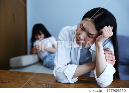 悩むシングルマザーのイメージ 127989650