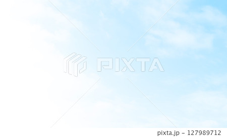 イラストのような夏の空と雲のさわやかな背景画像　コピースペース　横長　6月 127989712