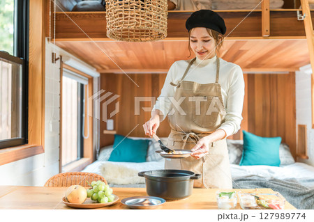家族旅行・コテージ・バンガローで食事の支度をする母親・ママ・主婦 家族旅行・コテージ・バンガローで食事の支度をする母親・ママ・主婦 127989774