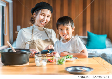 バンガロー・コテージ泊で食事の支度を親子で楽しむファミリー（家族旅行・グランピング） 127989784