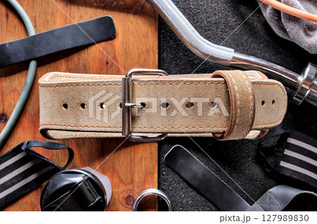 プラットフォームの上のトレーニングベルト 127989830