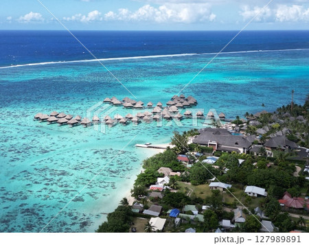 モーレア島マナバビーチの美しい海岸の空撮 127989891