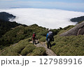 雲海と登山者 127989916