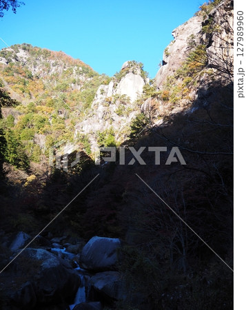 山梨県の紅葉の名所「昇仙峡」 127989960