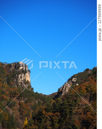 山梨県の紅葉の名所「昇仙峡」 127989989