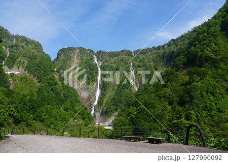 富山県立山町にある日本一の落差、称名滝とハンノキ滝 127990092