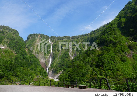 富山県立山町にある日本一の落差、称名滝とハンノキ滝 127990093