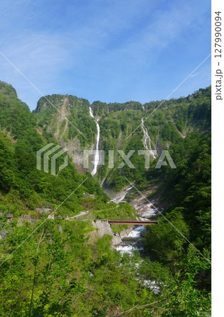 富山県立山町にある日本一の落差、称名滝とハンノキ滝 127990094
