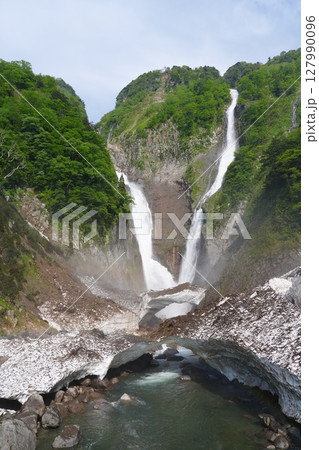 富山県立山町にある日本一の落差、称名滝とハンノキ滝 127990096
