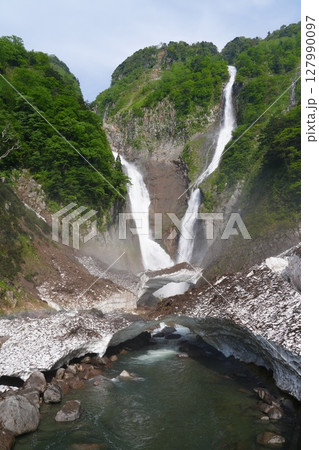 富山県立山町にある日本一の落差、称名滝とハンノキ滝 127990097