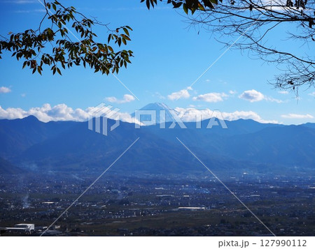 笛吹川フルーツ公園から眺める甲府の山々と富士山 笛吹川フルーツ公園から眺める甲府の山々と富士山 127990112
