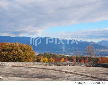 笛吹川フルーツ公園から眺める甲府の山々と富士山 笛吹川フルーツ公園から眺める甲府の山々と富士山 127990114