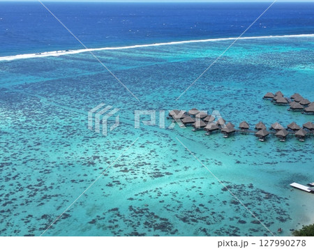 モーレア島マナバビーチの美しいラグーンの海の空撮 127990278