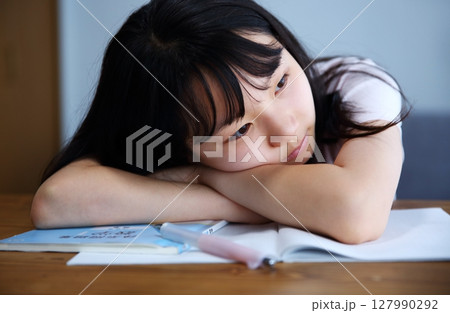 やる気が出ない女の子のイメージ 127990292