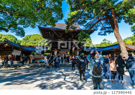 【東京都】たくさんの人が参拝する明治神宮 【東京都】たくさんの人が参拝する明治神宮 127990448