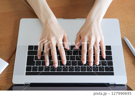 パソコンを操作する女性の手 127990695