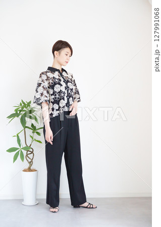 女性夏服のファッションコーディネート全身（縦向き） 127991068