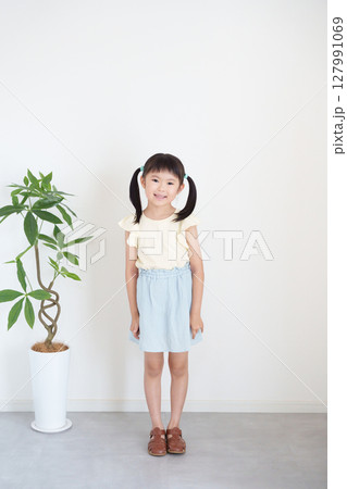 夏服の子供の全身 127991069