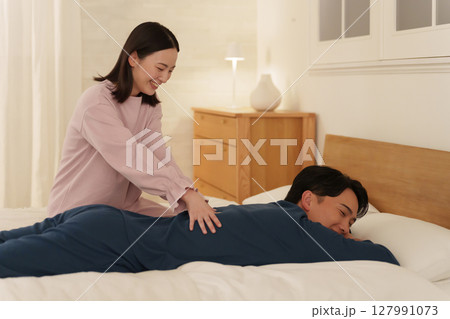 夫にマッサージをする妻 127991073