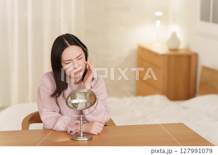 肌トラブルに悩む女性 127991079