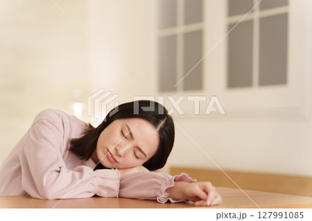 夜寝落ちする女性 夜寝落ちする女性 127991085