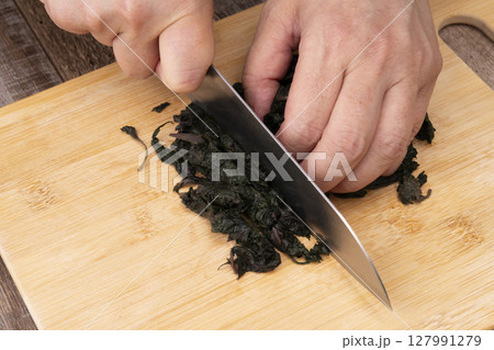 赤紫蘇のシロップを作った紫蘇がらでふりかけを作る工程 127991279