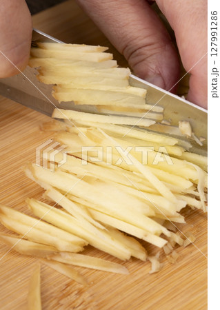 赤紫蘇のシロップを作った紫蘇がらでふりかけを作る工程　生姜の千切り 127991286