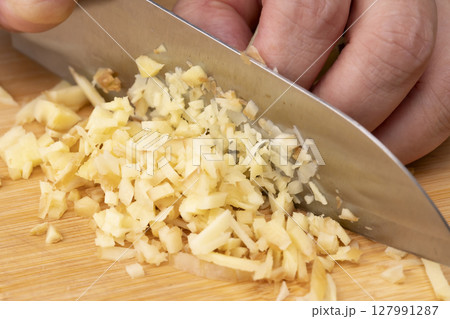 赤紫蘇のシロップを作った紫蘇がらでふりかけを作る工程　生姜のみじん切り 127991287