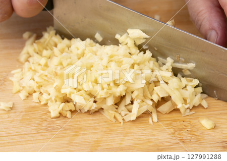 赤紫蘇のシロップを作った紫蘇がらでふりかけを作る工程　生姜のみじん切り 127991288