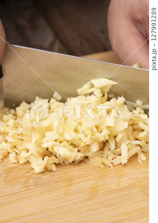 赤紫蘇のシロップを作った紫蘇がらでふりかけを作る工程 生姜のみじん入り 赤紫蘇のシロップを作った紫蘇がらでふりかけを作る工程 生姜のみじん入り 127991289