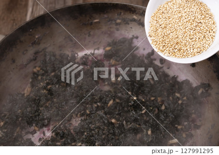 赤紫蘇のシロップを作った紫蘇がらでふりかけを作る工程 赤紫蘇のシロップを作った紫蘇がらでふりかけを作る工程 127991295