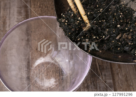 赤紫蘇のシロップを作った紫蘇がらでふりかけを作る工程 赤紫蘇のシロップを作った紫蘇がらでふりかけを作る工程 127991296