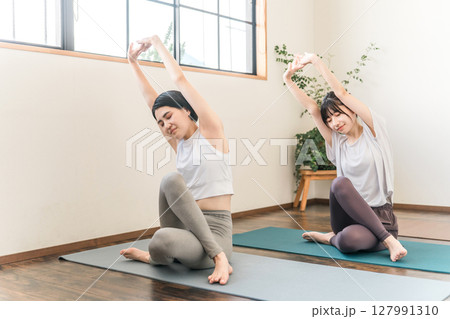 ヨガスタジオ・ヨガ教室でヨガ・ピラティスをする女性達（スポーツジム） 127991310