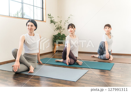 ヨガスタジオ・ヨガ教室でヨガ・ピラティスをする女性達（スポーツジム） 127991311