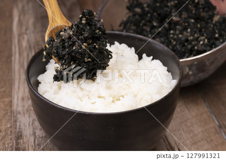 赤紫蘇のシロップを作った紫蘇がらでふりかけをご飯にかける 赤紫蘇のシロップを作った紫蘇がらでふりかけをご飯にかける 127991321