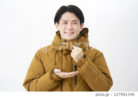 ダウンジャケットを着た男性　ひらめく　白背景 127991340
